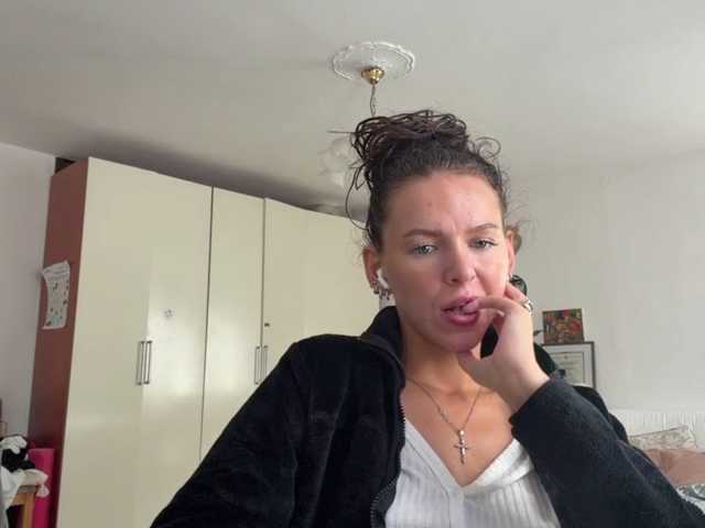 AsuncionGumpert live cam on BongaCams