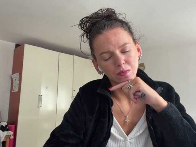 AsuncionGumpert live cam on BongaCams