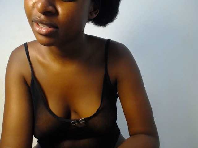 le modèle aurora888 est en webcam porno dans un show sur le site bongacams, il possède les tags suivants: Ebony,Brunette,Hairy