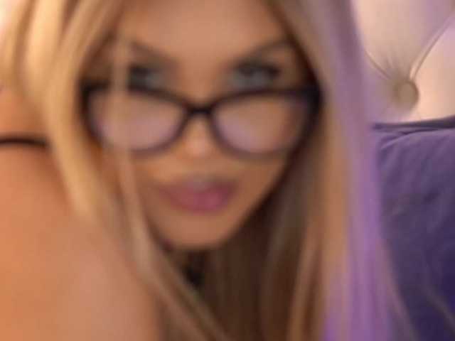 TaraSaint live cam preview