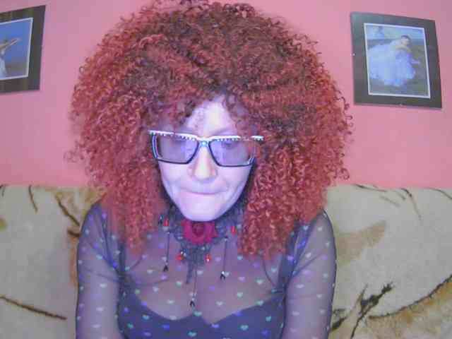 Christinered's cam show statistics and live stream