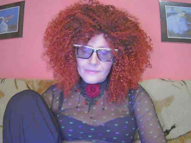Christinered's cam show statistics and live stream