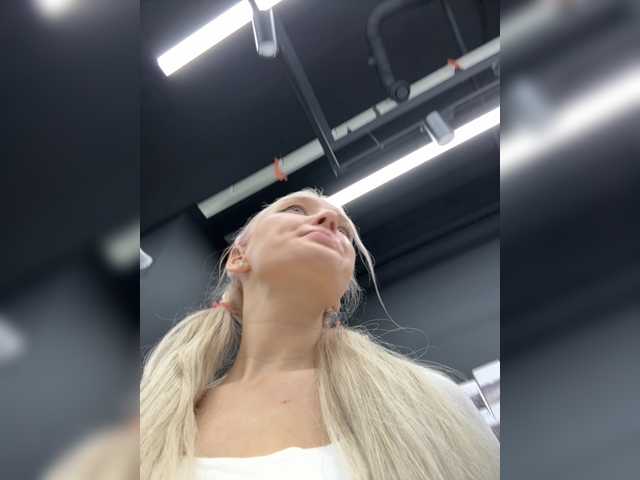le modèle AmmmyInPublic est en webcam porno dans un show sur le site bongacams, il possède les tags suivants: White/Caucasian,Blonde,Shaved
