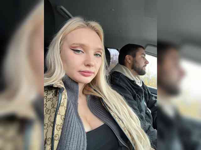 Модель: AmmyAlexInPublic