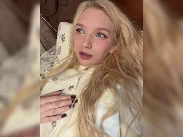 AmmyAlexInPublic webcam
