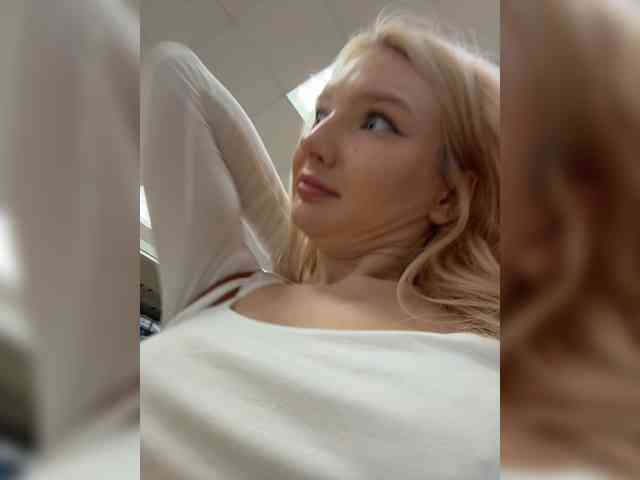 Модель: AmmyAlexInPublic