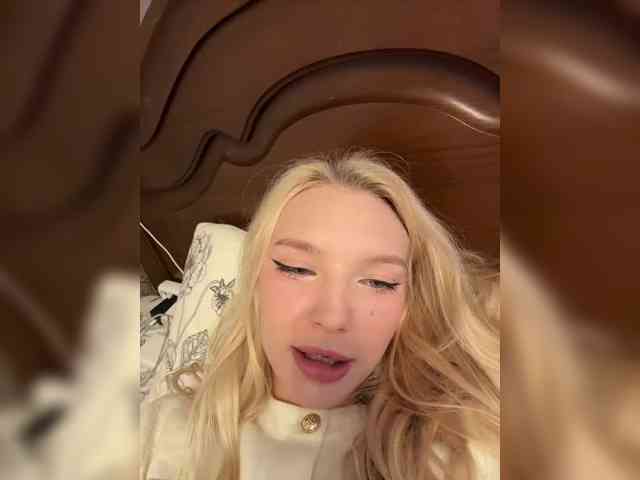 AmmyAlexInPublic webcam