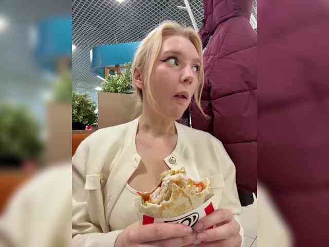 Модель: AmmmyInPublic