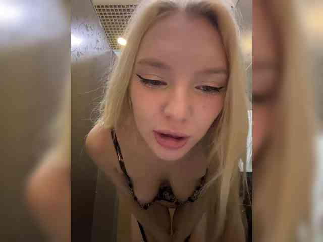 AmmyAlexInPublic webcam