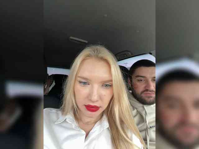 Модель: AmmyAlexInPublic