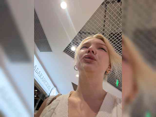 AmmmyInPublic webcam