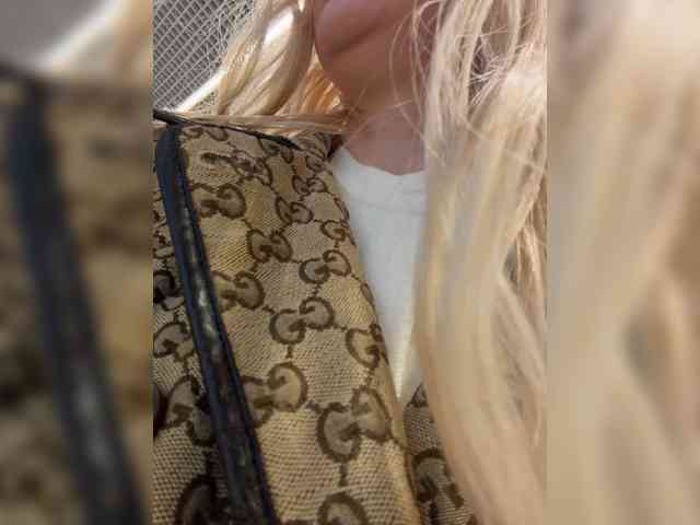 AmmyAlexInPublic's webcam live show