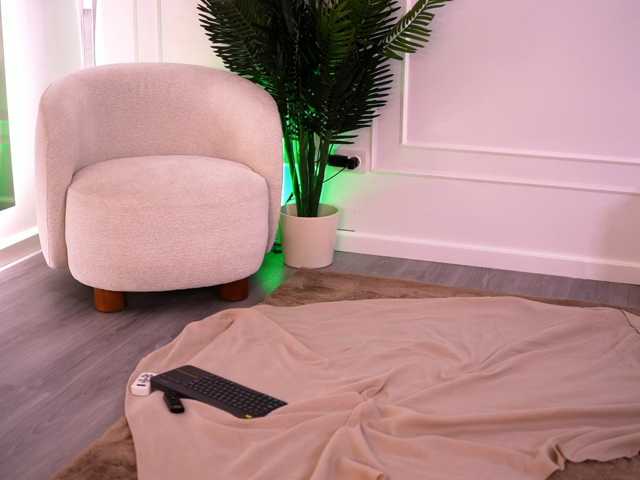 CarmelaVane live cam preview