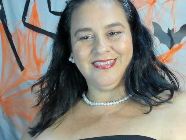 sharlot-curvy