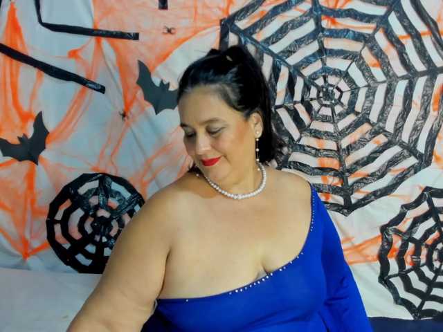 sharlot-curvy live cam preview