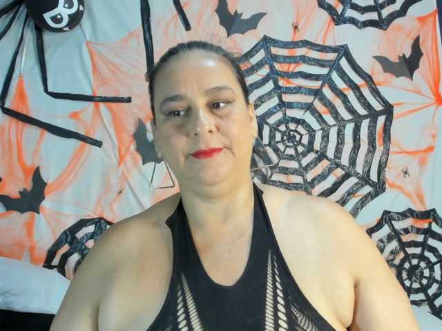sharlot-curvy live cam on BongaCams