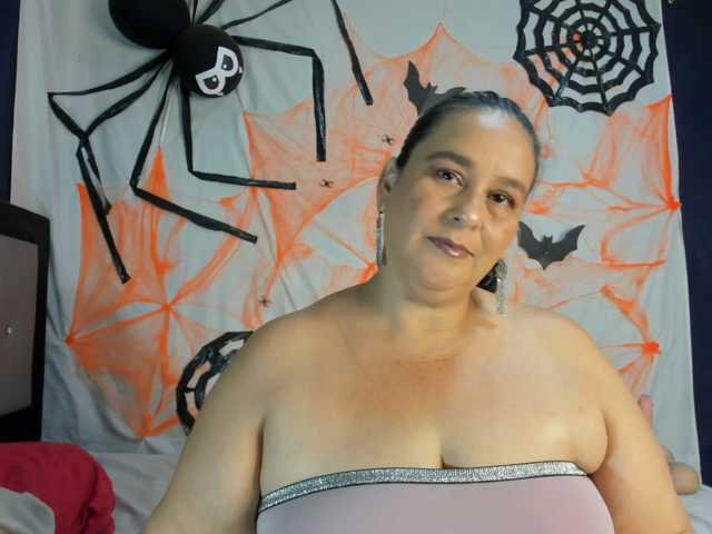 sharlot-curvy
