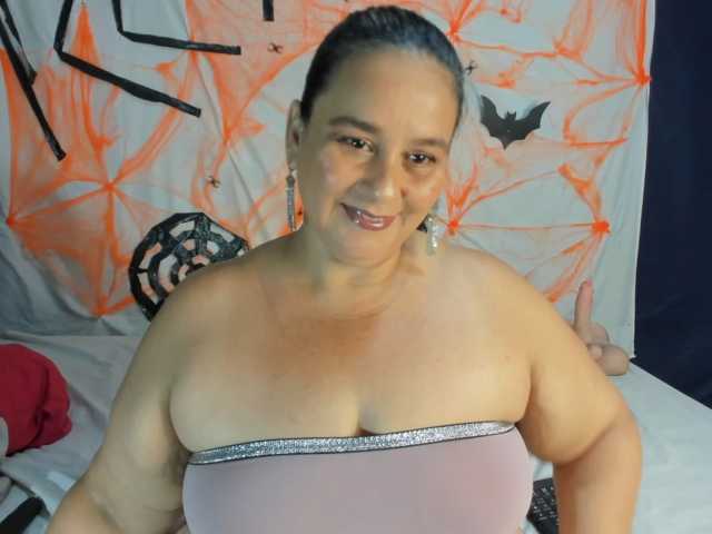 sharlot-curvy live cam on BongaCams