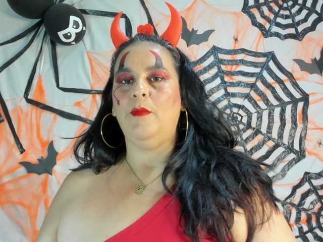sharlot-curvy live cam on BongaCams