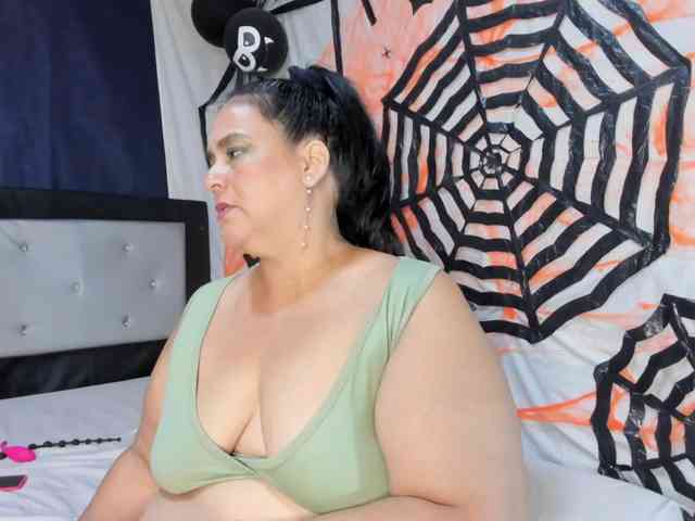 sharlot-curvy