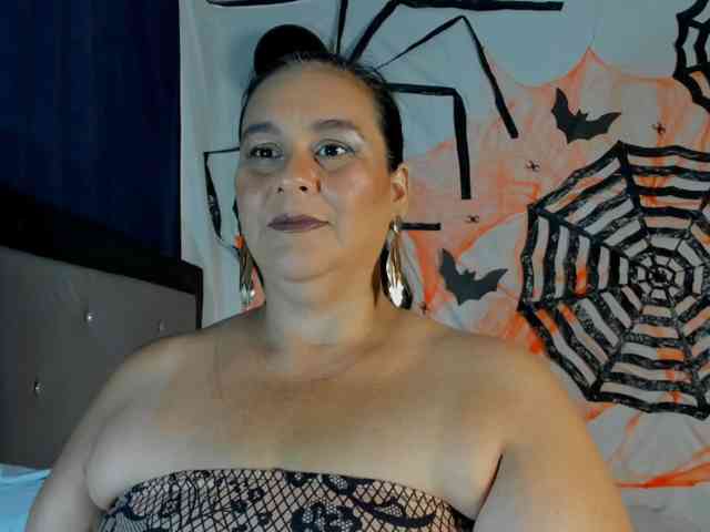 sharlot-curvy