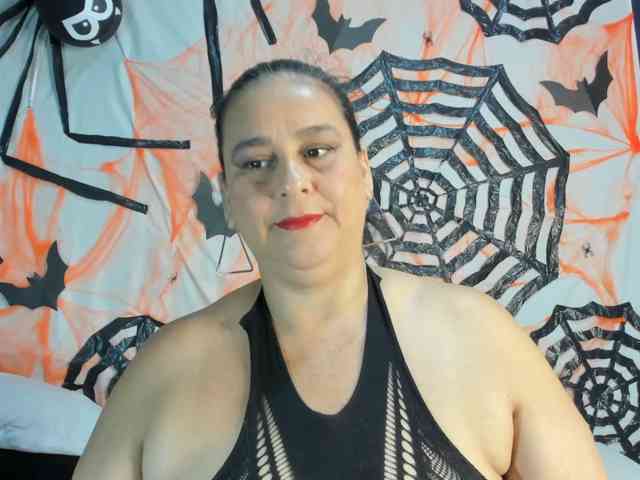 sharlot-curvy