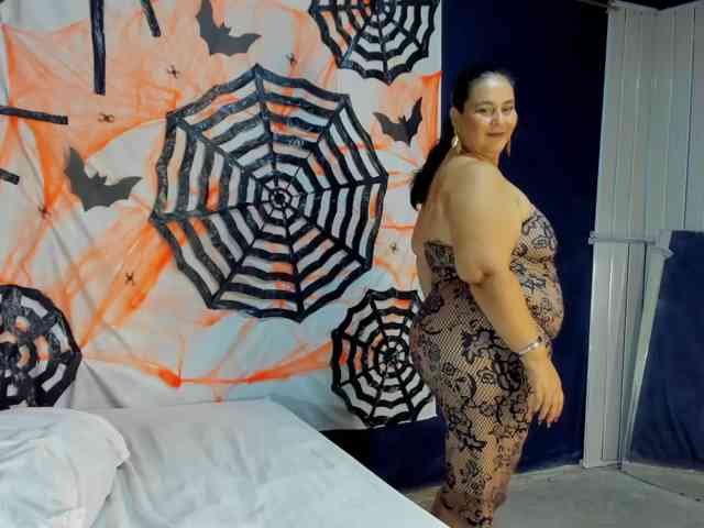 sharlot-curvy