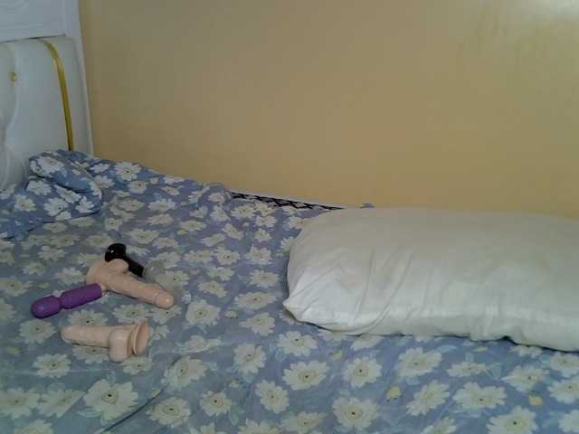 PetitePeachyy live cam on BongaCams