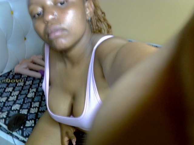 PetitePeachyy live cam on BongaCams