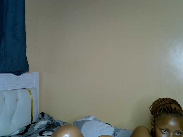 PetitePeachyy live cam on BongaCams