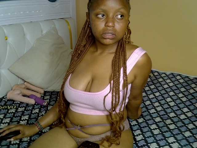 PetitePeachyy live cam on BongaCams