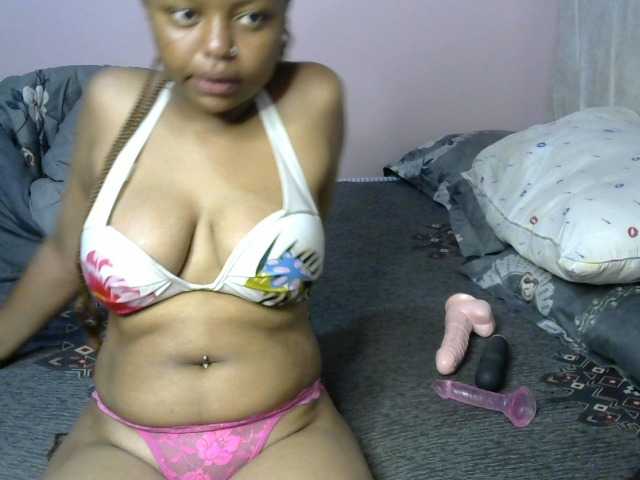 PetitePeachyy, live now on BongaCams