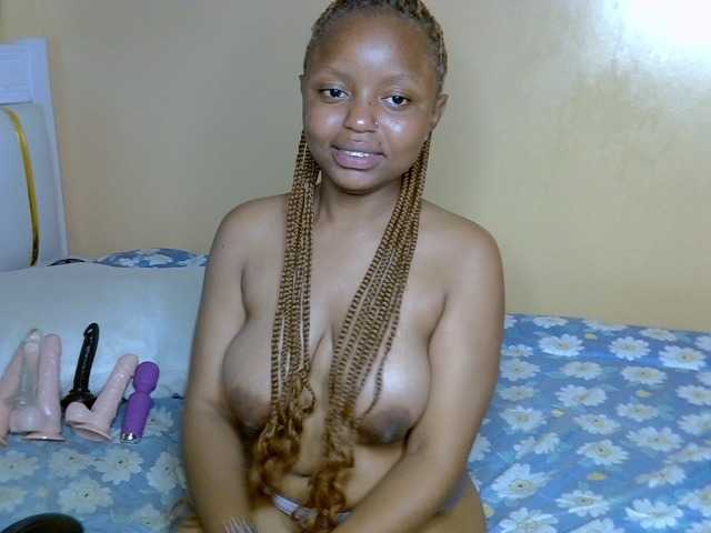 PetitePeachyy live cam on BongaCams