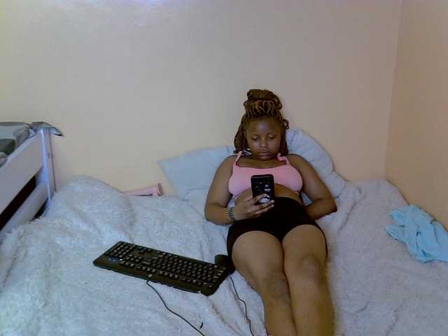 PetitePeachyy live cam on BongaCams