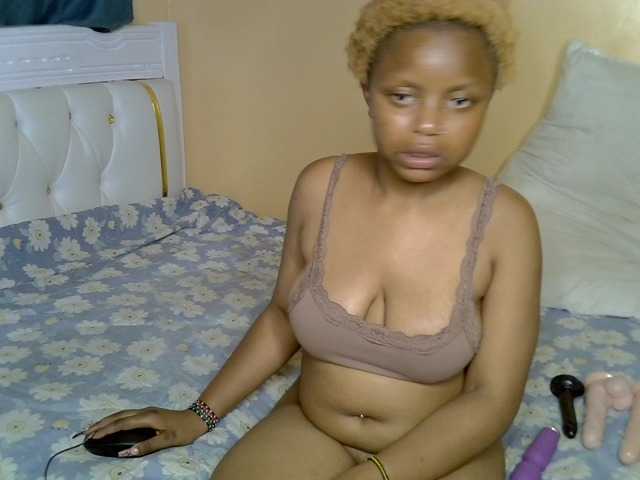 PetitePeachyy live cam on BongaCams