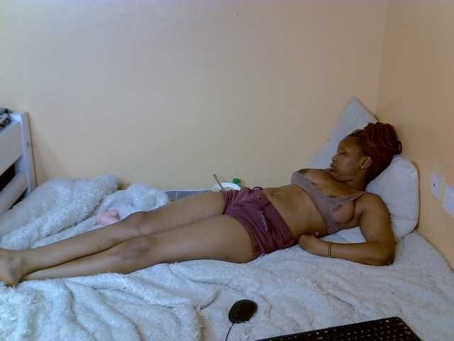 PetitePeachyy live cam on BongaCams