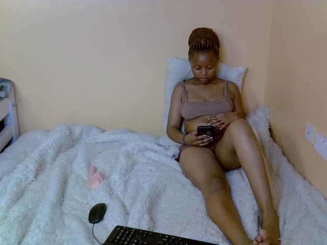 PetitePeachyy live cam on BongaCams