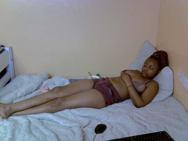 PetitePeachyy live cam on BongaCams