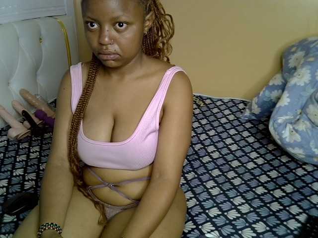 PetitePeachyy live cam on BongaCams