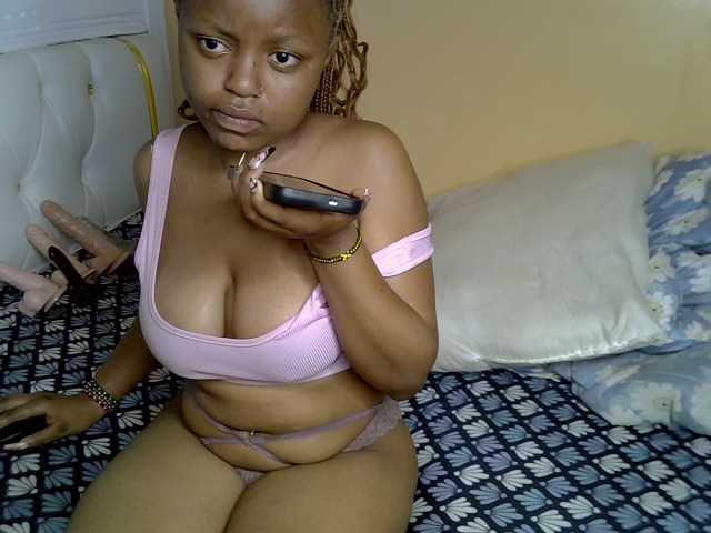 PetitePeachyy live cam on BongaCams