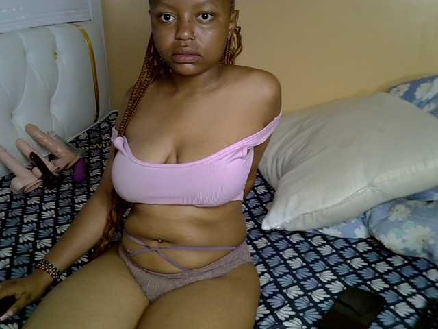 PetitePeachyy, live now on BongaCams