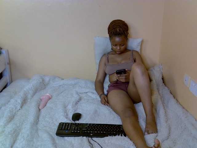 PetitePeachyy live cam on BongaCams
