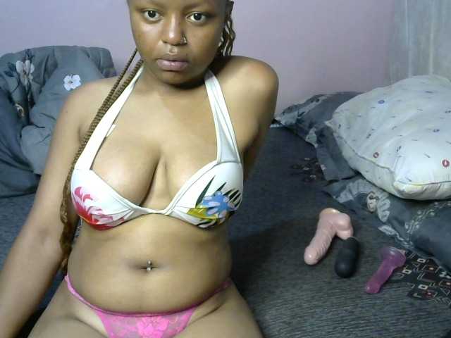 PetitePeachyy live cam preview
