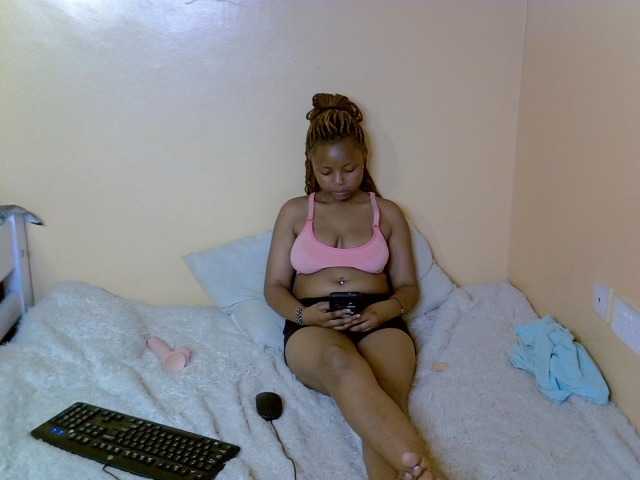PetitePeachyy live cam on BongaCams