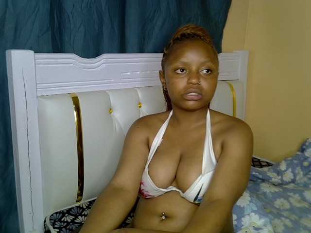 PetitePeachyy live cam on BongaCams