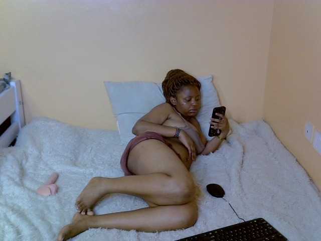 PetitePeachyy live cam on BongaCams