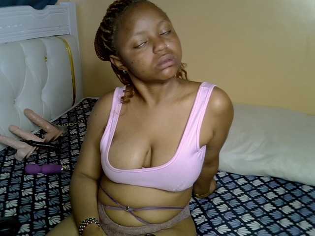 PetitePeachyy live cam on BongaCams