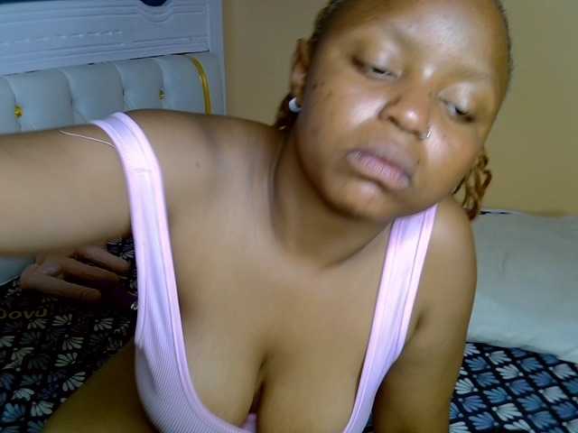 PetitePeachyy live cam on BongaCams