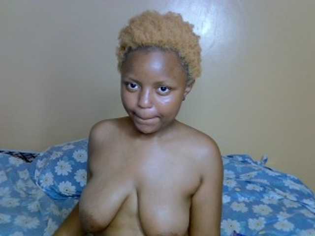 PetitePeachyy live cam on BongaCams