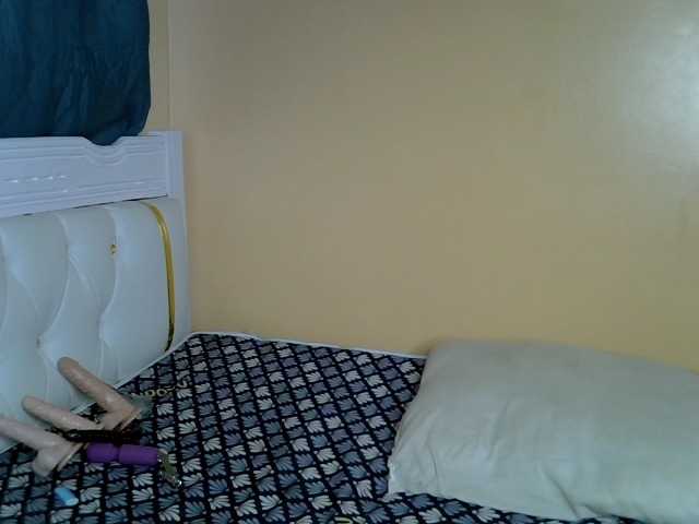 PetitePeachyy live cam on BongaCams